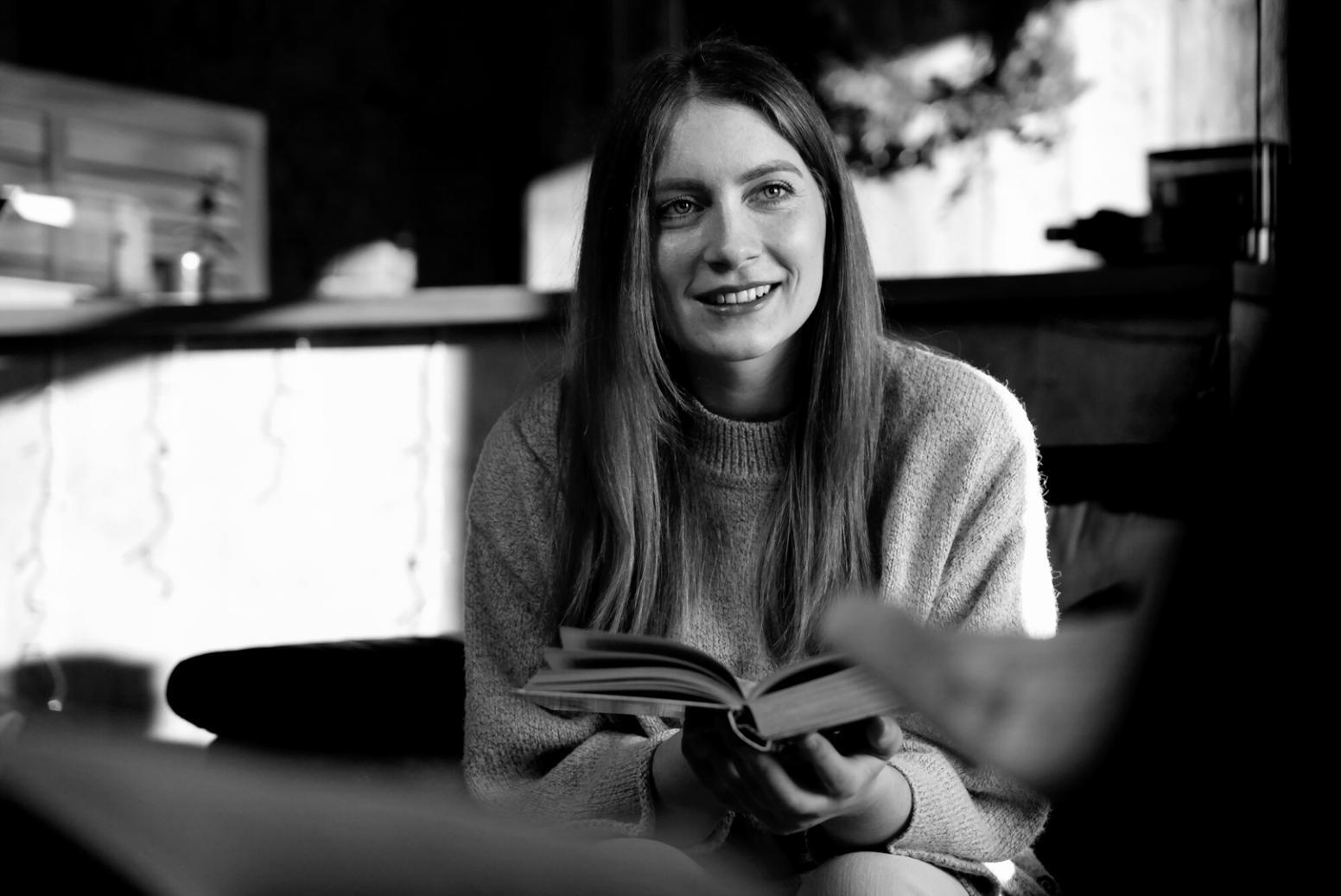 Analyse financière collaborative sur écrans multiples dans un environnement professionnel moderne