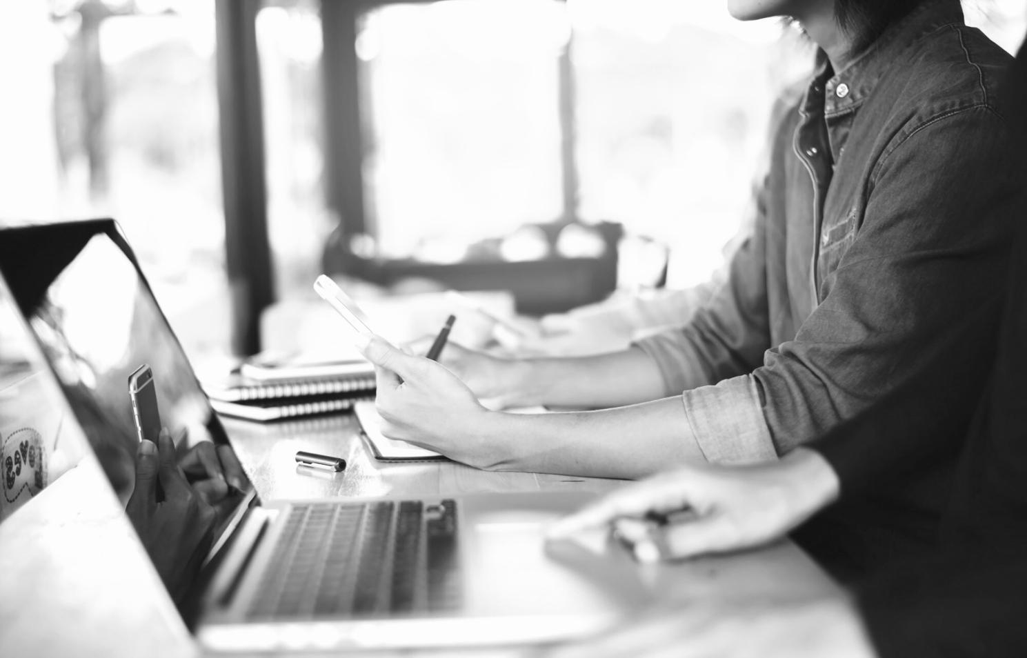 Graphiques financiers et analyses sectorielles